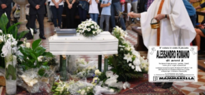 Bimbo di 2 anni muore soffocato, folla per l'ultimo saluto al piccolo