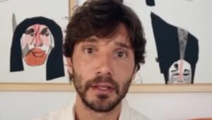 Stefano De Martino torna a Milano e spunta un occhio nero: "Non so se ve l'ho detto"
