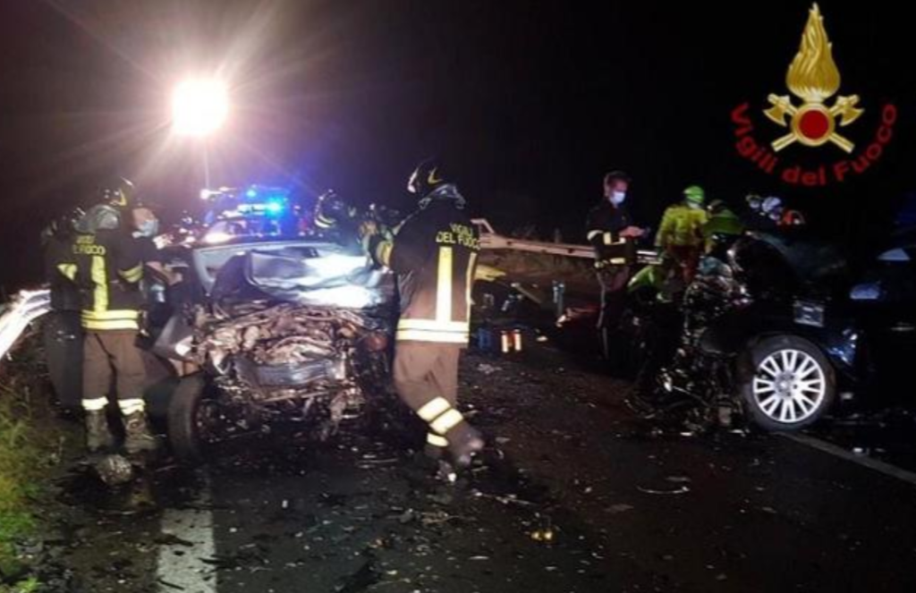 ue ragazze di 20 e 21 anni sono morte in un incidente avvenuto ieri in tarda serata lungo la statale del Tonale, tra i comuni di Darfo e Edolo, poco distante dal lago d'Iseo nel bresciano. Altri due stanno lottando tra la vita e la morte. Le donne erano a bordo di una vettura che si è scontrata frontalmente con un'auto sulla quale viaggiavano cinque persone, quasi tutti giovani, due delle quali rimaste gravemente ferite. Contusi anche gli altri tre occupanti dell'auto.