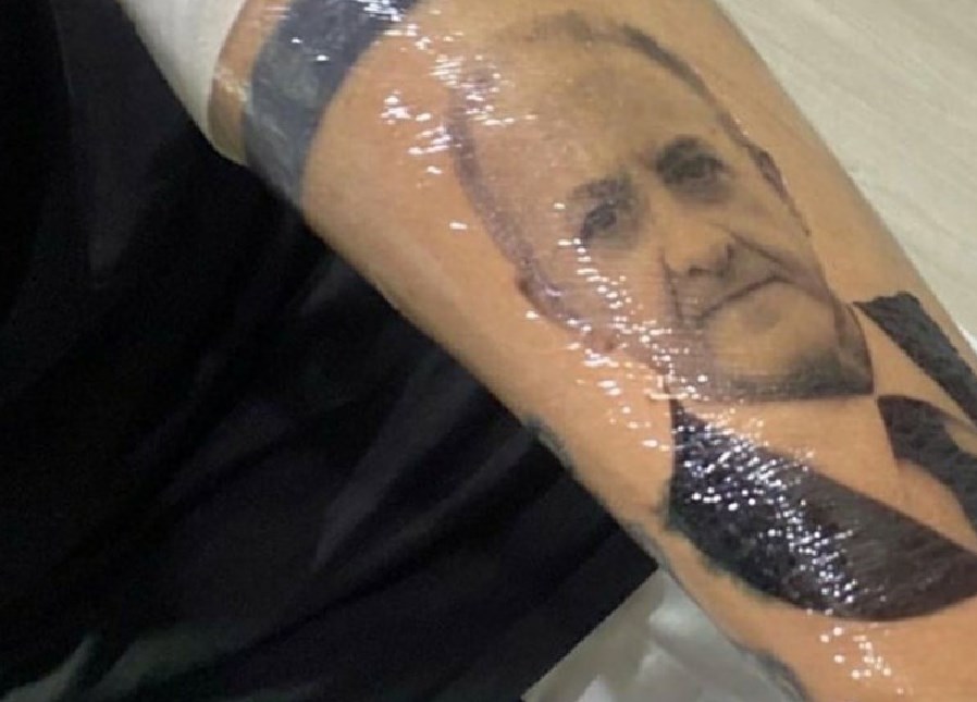 Tatuaggio con il volto di De Luca, artigiano napoletano: "E' uno stile di vita"