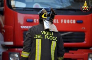 Nube di fumo davanti all'ospedale Loreto Mare, incendio in Calata della Marinella
