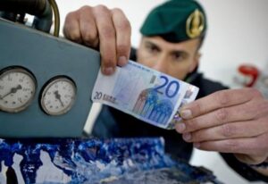 Truffa estiva, è allarme soldi falsi: i consigli per riconoscerli