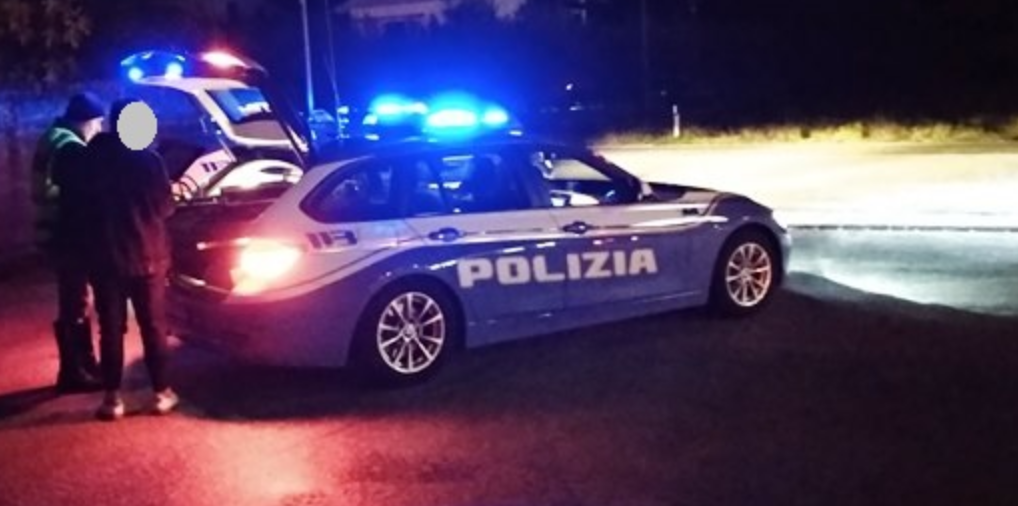 Coronavirus, controlli a Napoli, sorpreso gruppo di persone in un box che giocava a carte