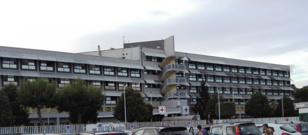 Tragedia nella serata di ieri all’ospedale “Santa Maria delle Grazie”. Come riportato in anteprima da Gennaro Del Giudice sul sito Cronaca Flegrea, è deceduta al pronto soccorso una bimba di appena 40 giorni. Fatale, dai primi accertamenti, pare un arresto cardiaco. Nonostante i soccorsi dei medici, la neonata non ce l’ha fatta. La salma è stata sequestrata, probabilmente sarà disposta l’autopsia per chiarire le esatte cause del decesso.