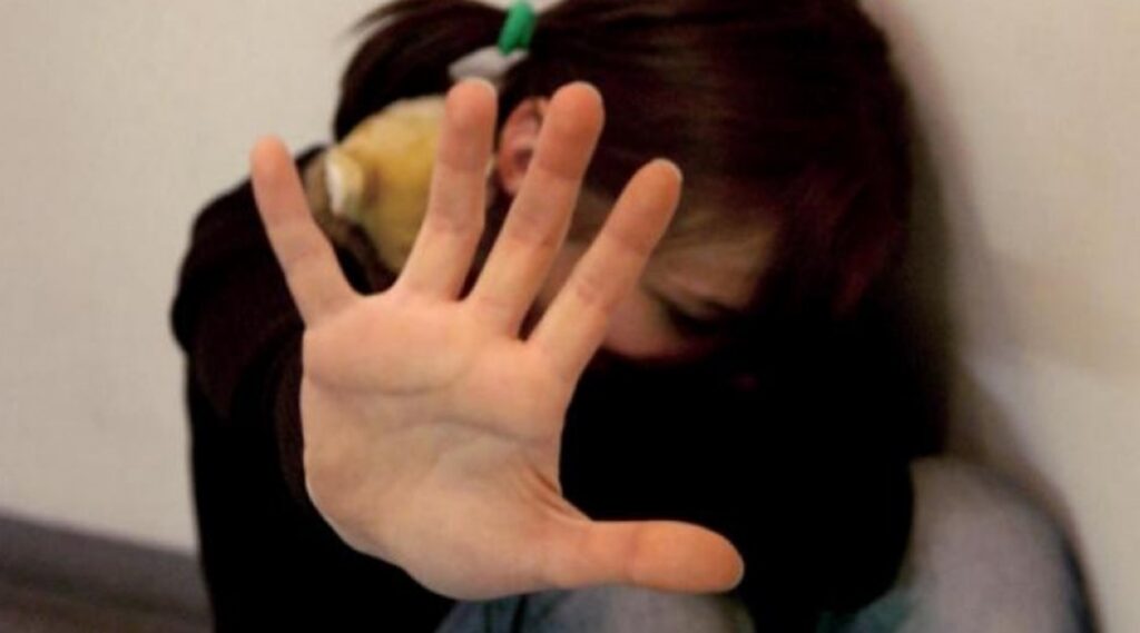 Vergogna a Salerno, bambina violentata da un collega della madre per anni