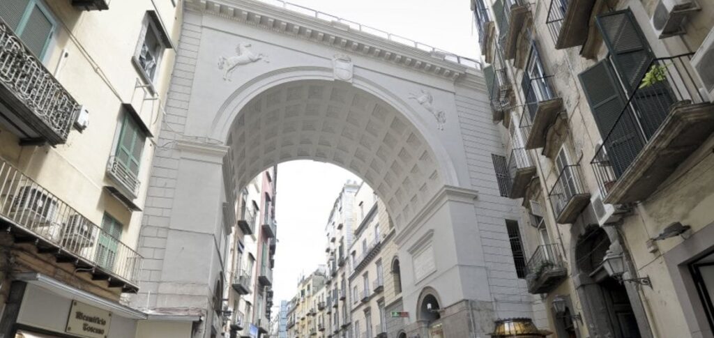 Il ponte di Chiaia torna al suo splendore, inaugurato il monumento al centro di Napoli