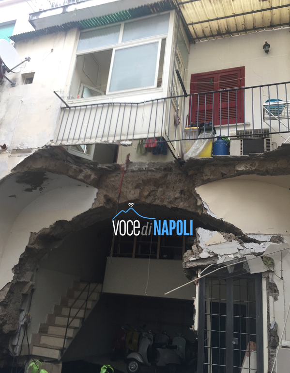 Si apre voragine nel cortile di un palazzo a Sant'Antimo: sgombrate 20 famiglie