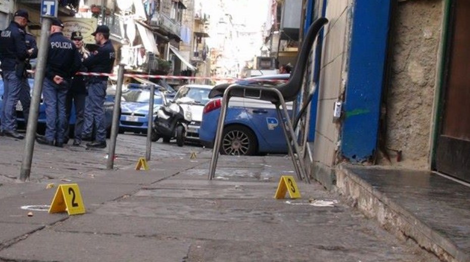Paura nella notte a Napoli, stesa nel quartiere Celano: polizia sul posto