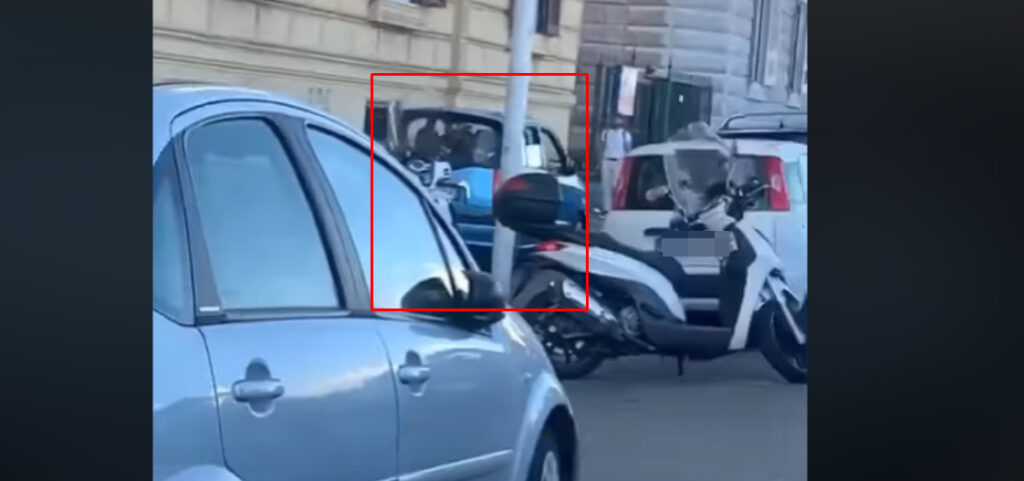 Traffico a Mergellina, auto sale su marciapiede per circolare: il video è virale