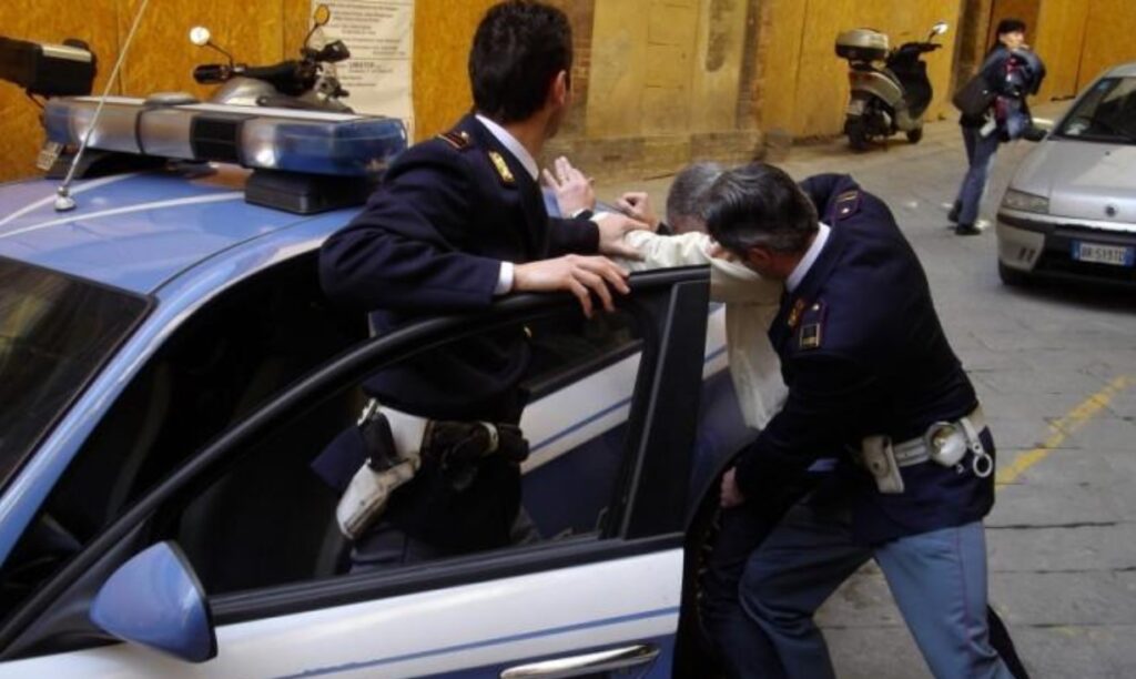Inseguimento a Torre Annunziata, vede la volante e fugge: fermato e arrestato un pregiudicato