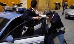 Inseguimento a Torre Annunziata, vede la volante e fugge: fermato e arrestato un pregiudicato