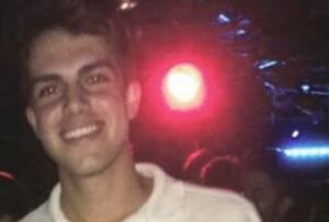 Funerali di Nicola Marra, genitori ed amici si stringono per l'ultimo saluto al giovane