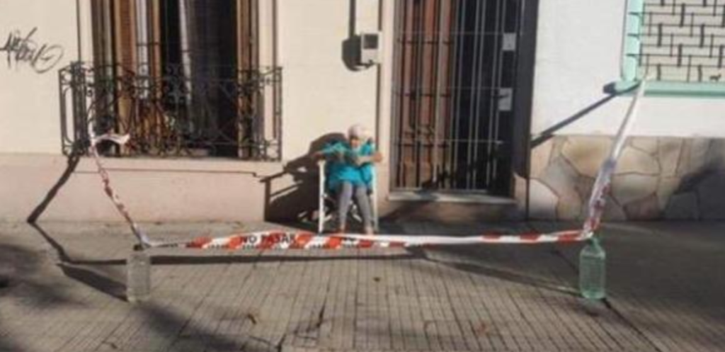 Coronavirus, anziana delimita spazio fuori casa per prendere il sole in sicurezza: la foto è virale