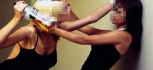 Compleanno finisce in violenza, 50enne aggredita dopo aver spento le candeline