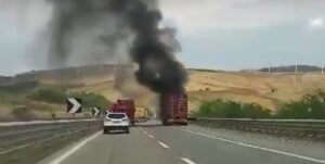Incendio in autostrada: automobilisti in panico