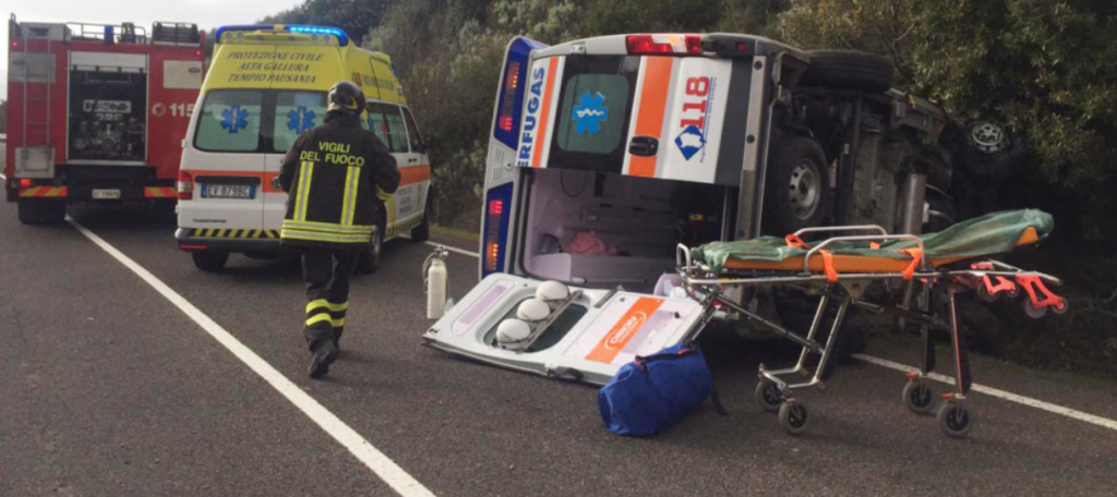 Incidente a Genova, ambulanza contro auto: muore paziente a bordo
