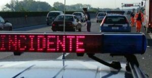 Gravissimo incidente, motociclista agganciato da tir muore decapitato