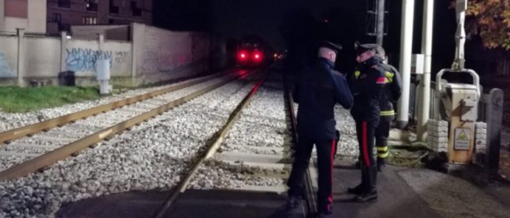 Investito e ucciso dal treno della Circumvesuviana, stava portando da mangiare ai gatti randagi