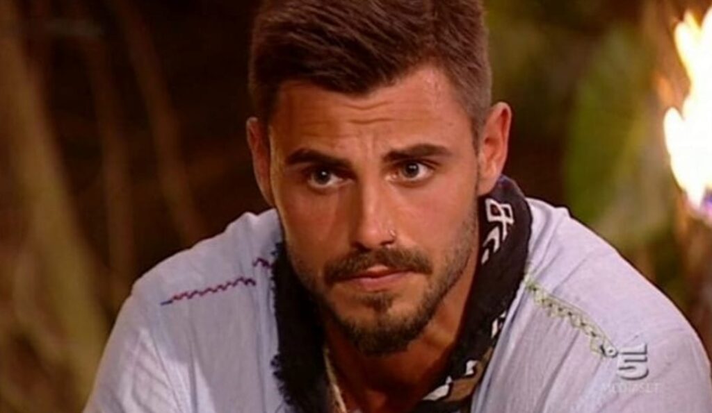 Francesco Monte rifiuta l'invito alla puntata dell'Isola dei Famosi: continua la polemica