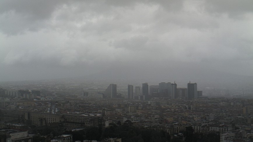 Bomba d'acqua si abbatte su Napoli: disagi in città