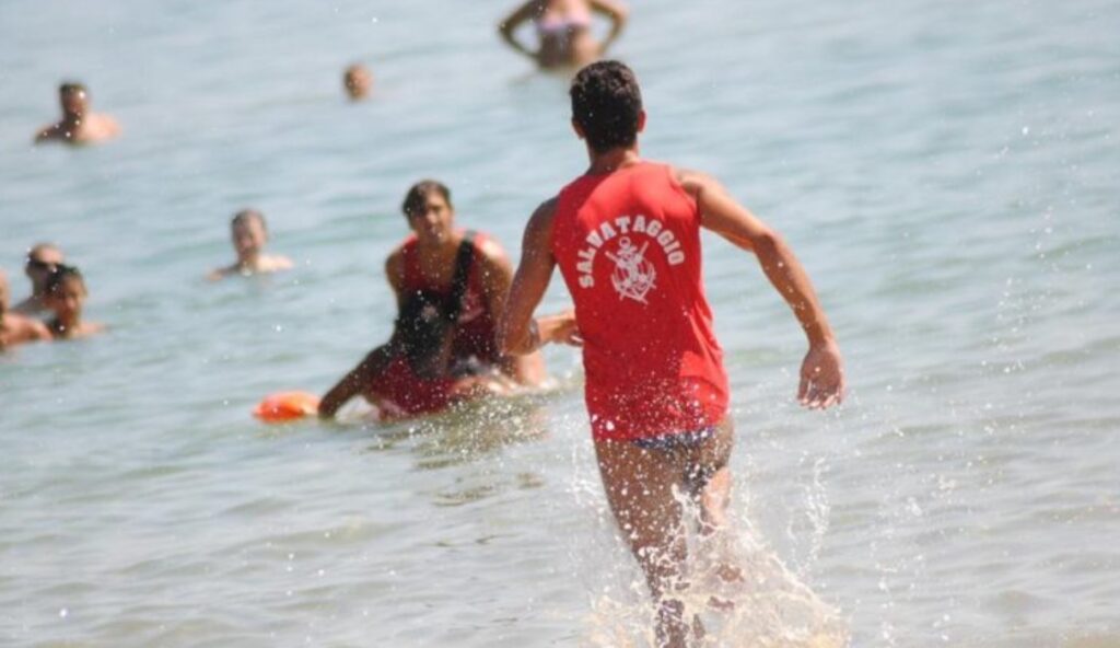 15enne rischia l'annegamento, salvataggio miracoloso in provincia