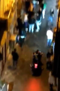 In moto a 3 senza casco nella zona della movida napoletana: la denuncia dei residenti