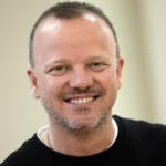 Gigi D'Alessio di nuovo felice, sorridente in un video: la gioia dei fan