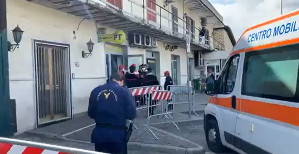 Follia alle Poste a Giugliano, non vuole fare la fila, ferisce guardia giurata e sequestra gli uffici con un dipendente