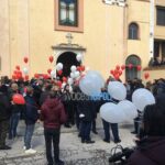 Funerali di Imma Villani, all'uscita del feretro tanti i palloncini che sono volati in cielo
