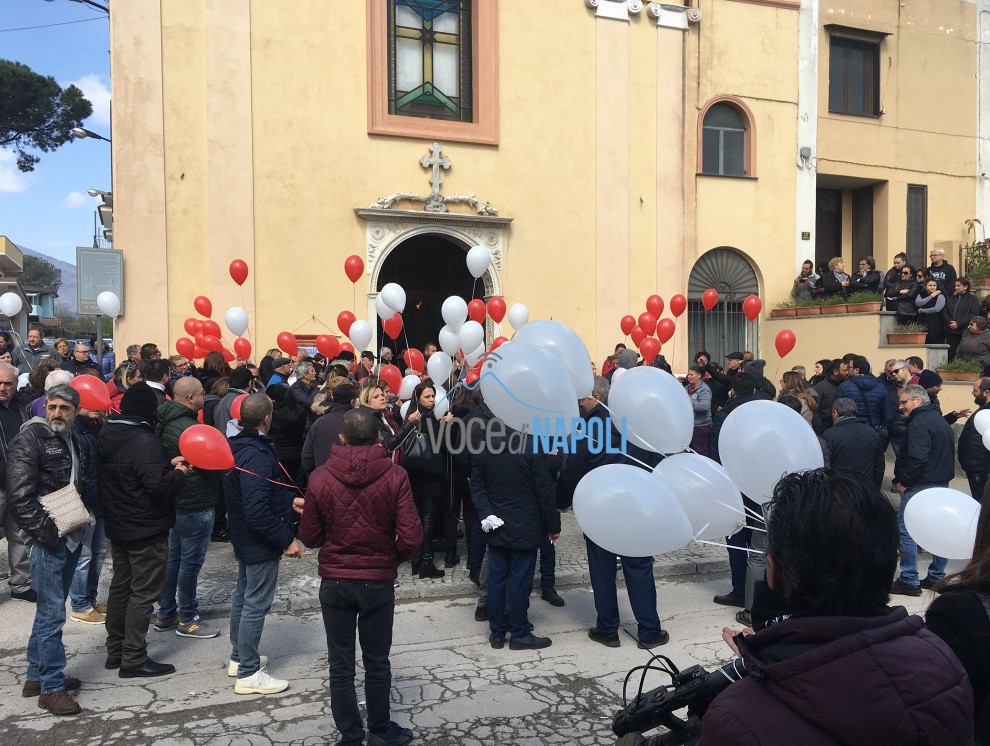 Funerali di Imma Villani, all'uscita del feretro tanti i palloncini che sono volati in cielo