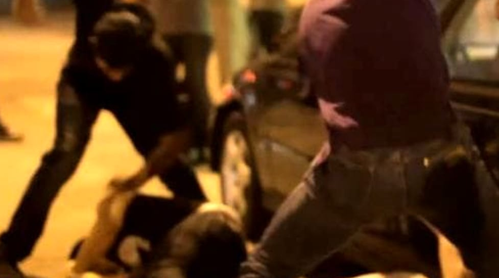 Rissa nel cuore di Chiaia, zuffa tra due uomini e una donna, volano calci e pugni: dendunciati