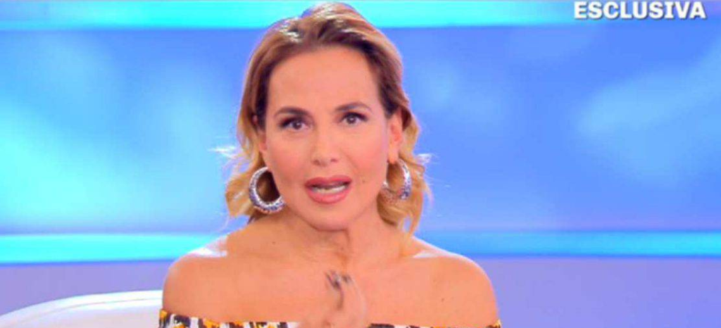 Barbara D'Urso furiosa in diretta con falso infemiere: "Vergognati, non ti ho mai offerto dei soldi". Applausi del pubblico