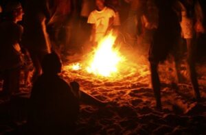 Festa di Ferragosto rovinata a Formia, violenta lite tra due napoletani durante un falò