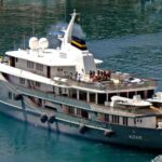 Mega yacht nel Golfo di Napoli, è l'Altair III di Diego Della Valle