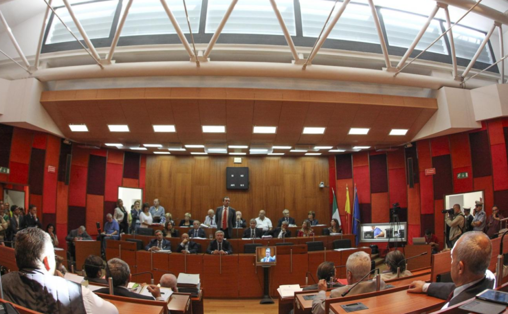 Il Comune di Napoli approva il bilancio consolidato, De Magistris: "Ora sostegno del Governo e del Parlamento"