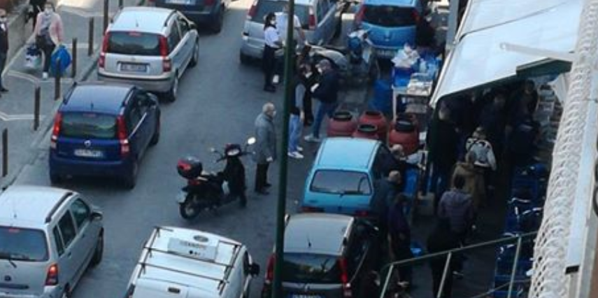 Zuppa di cozze, file davanti alle pescherie a Napoli e provincia, c'è ancora chi non ha capito l'emergenza