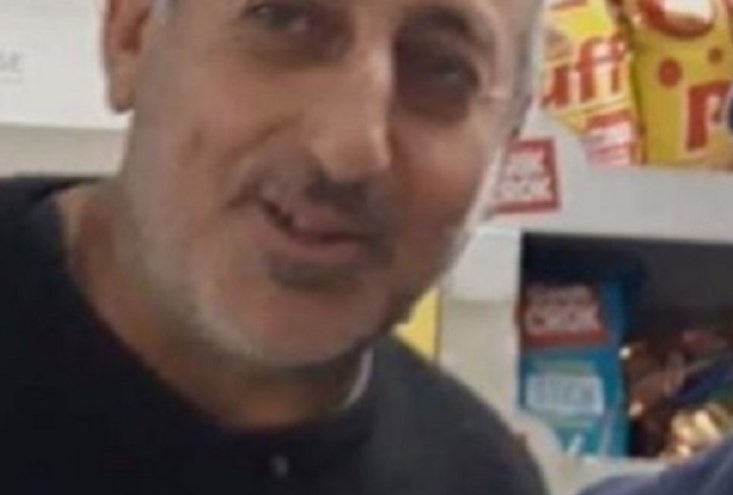 La sorella va a svegliarlo e lo trova morto, deceduto nella notte di Capodanno