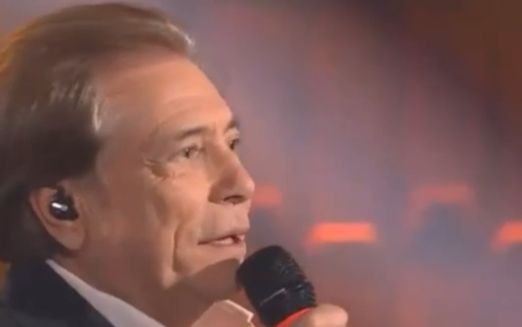 Duetto di Gigi D'Alessio e Nino D'Angelo da brividi, pubblico incantato