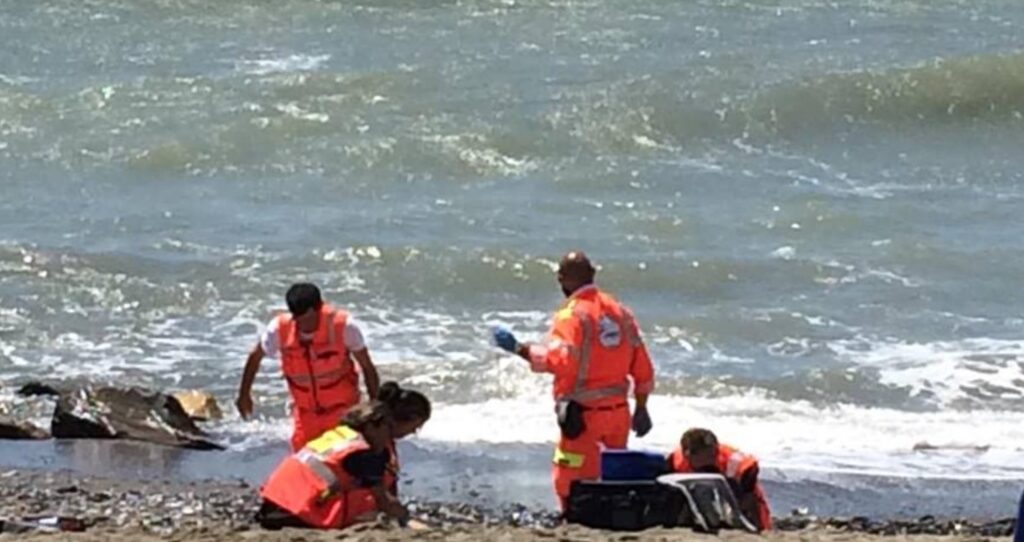 Dramma a Baia Domitia, uomo muore in spiaggia davanti agli occhi del figlio