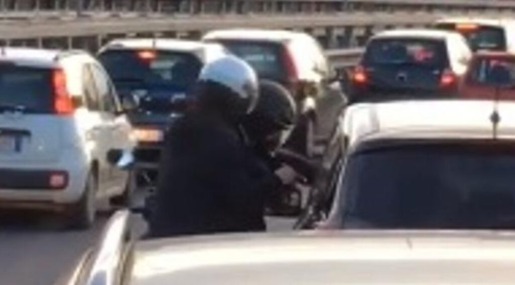 Rapina tra Marigliano e Chiaiano nel traffico, pistola puntata alla tempia del figlio: "Dammi la fede"