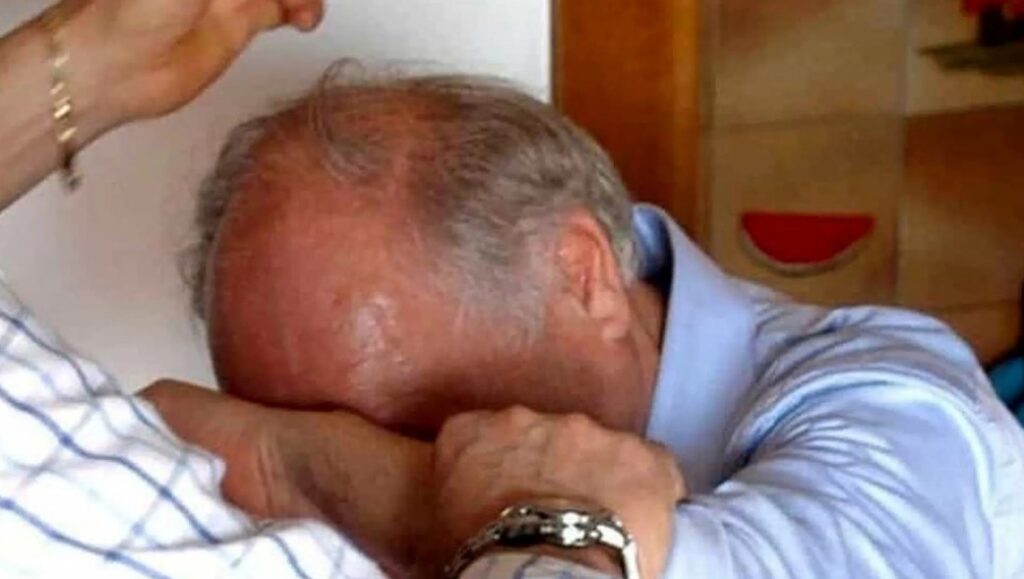 Follia a Napoli, lite in famiglia finisce in violenza: 39enne aggredisce la madre e picchia il padre