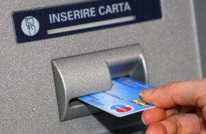 Casalnuovo: ruba il bancomat ad un anziano invalido