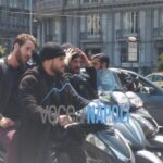 Riprese Gomorra 3 nel centro di Napoli, folla di curiosi intorno agli attori