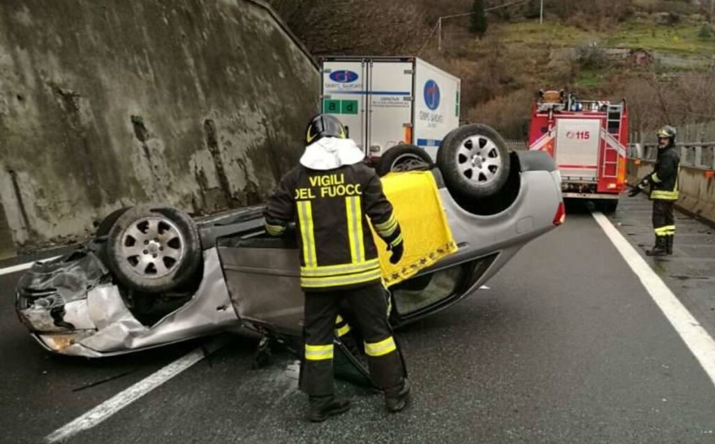 Incidente stradale a Eboli, tornava da un matrimonio: giovane si schianta con la macchina