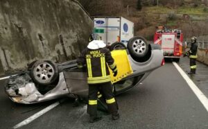 Incidente stradale a Eboli, tornava da un matrimonio: giovane si schianta con la macchina