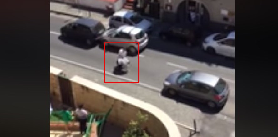 Pozzuoli, tamponamento stradale finisce in rissa: urla e spintoni in pieno centro