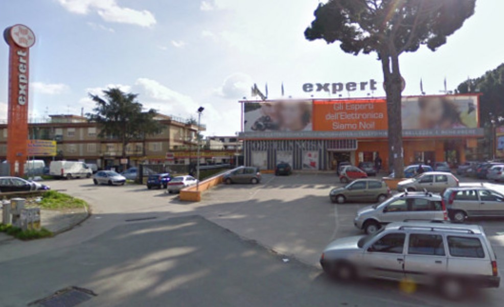 Rapina a mano armata in un negozio sulla Circumvallazione esterna: paura tra i clienti