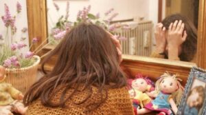 Vergogna a Giugliano, abusava delle figlie a casa della nonna: condannato a 10 anni