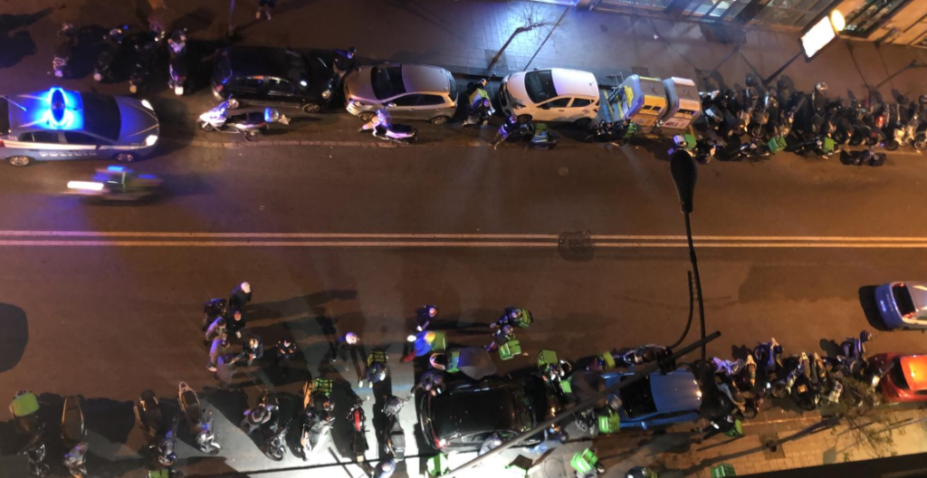 Coronavirus, ressa di riders davanti al noto pub del Vomero, la foto è virale