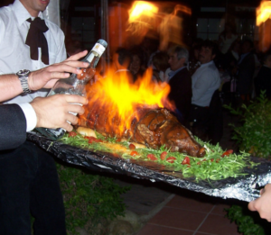 Ustionate al ristorante per farsi un selfie vicino a un piatto flambé